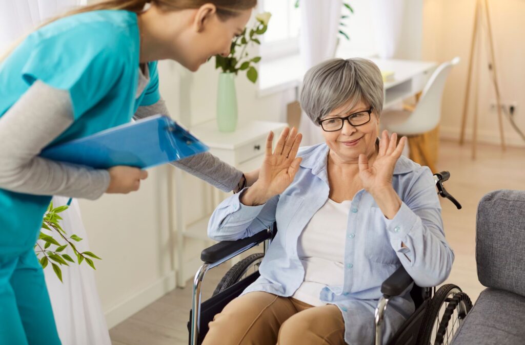 senior avec la Maladie de Huntington refusant de l'aide 